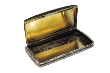 Caixa de rapé em prata nielada com cena do paraíso gravada, interior dourado e tampa basculante. 